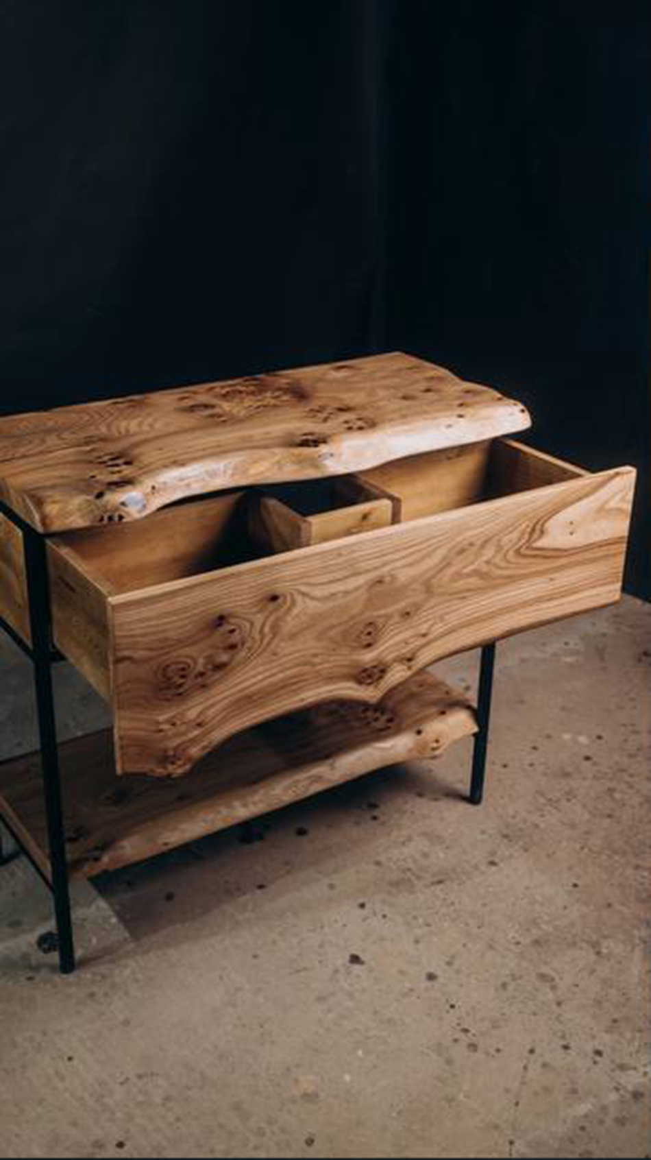 Тумба из азиатского карагача с ящиком и зеркалом 7