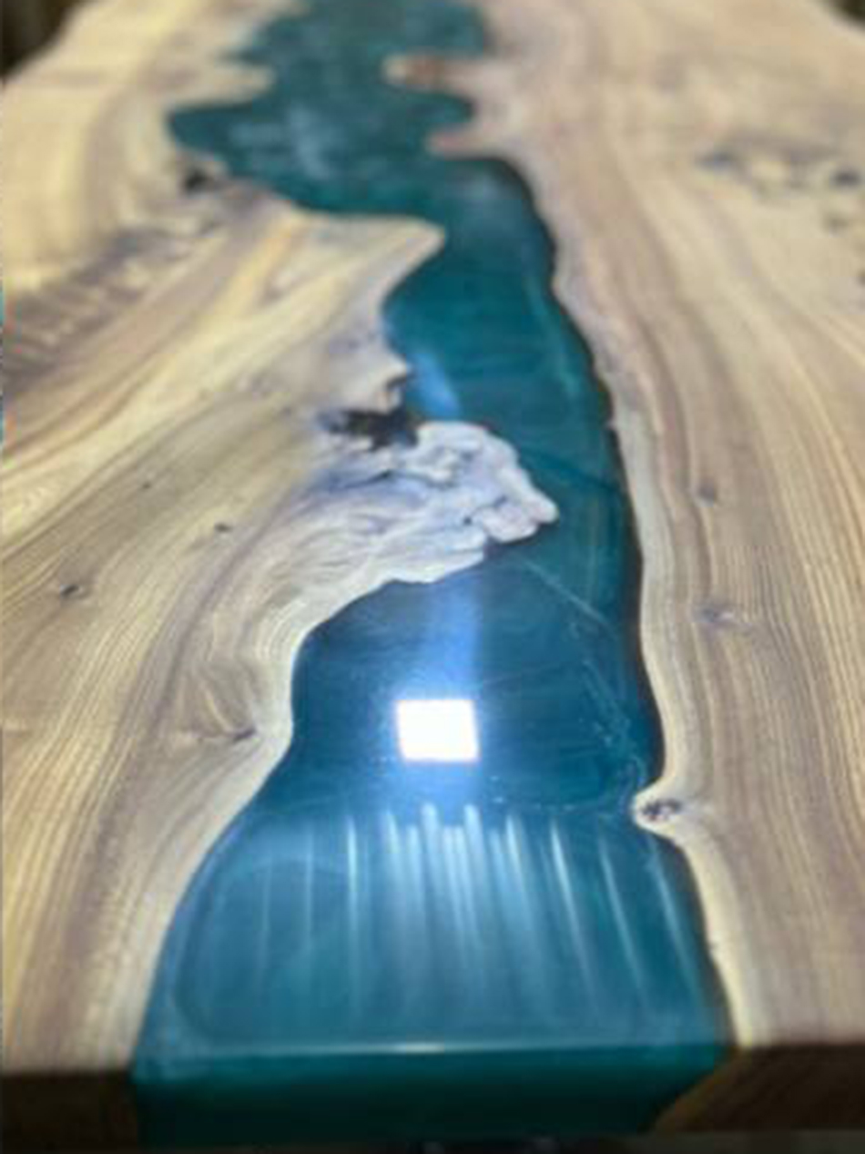 Большой стол с живыми краями и перламутровой заливкой