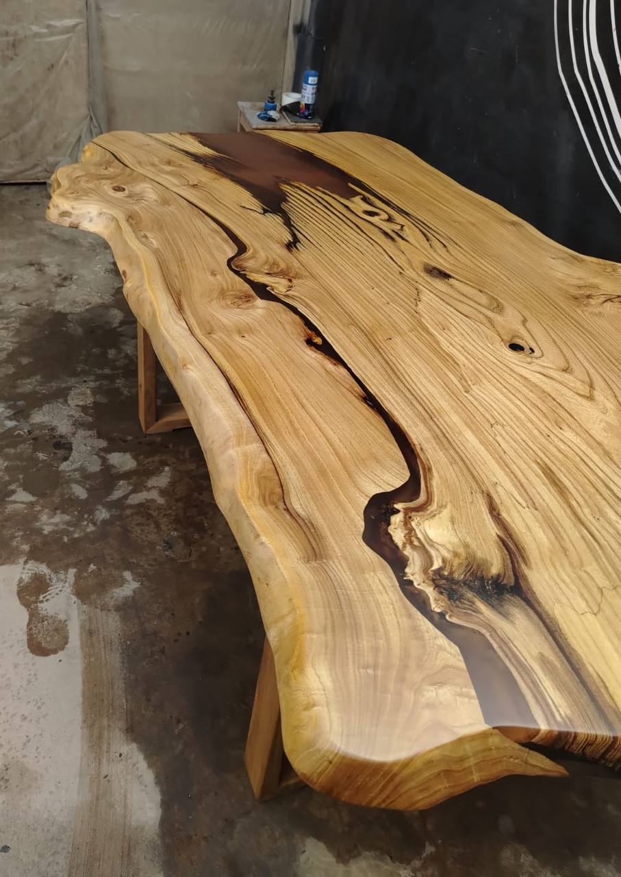 Стол из слэба карагача с ножками из массива