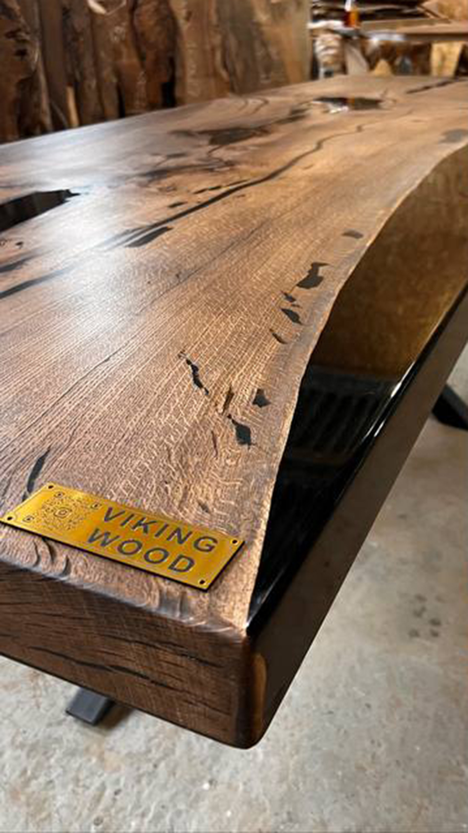 Стол из 200-летнего дуба со смолой по краям