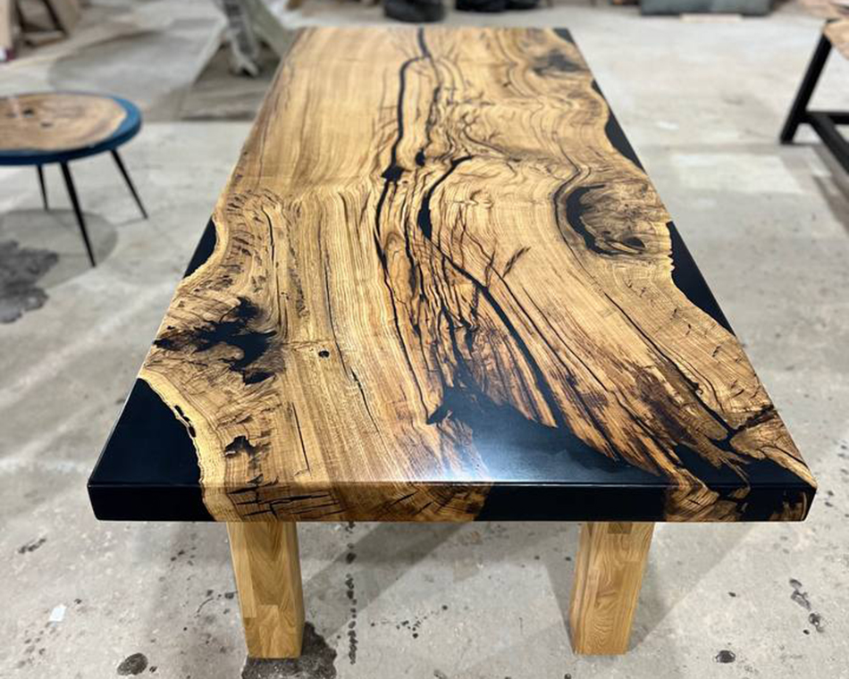 Обеденный стол из дуба с черным полимером 3