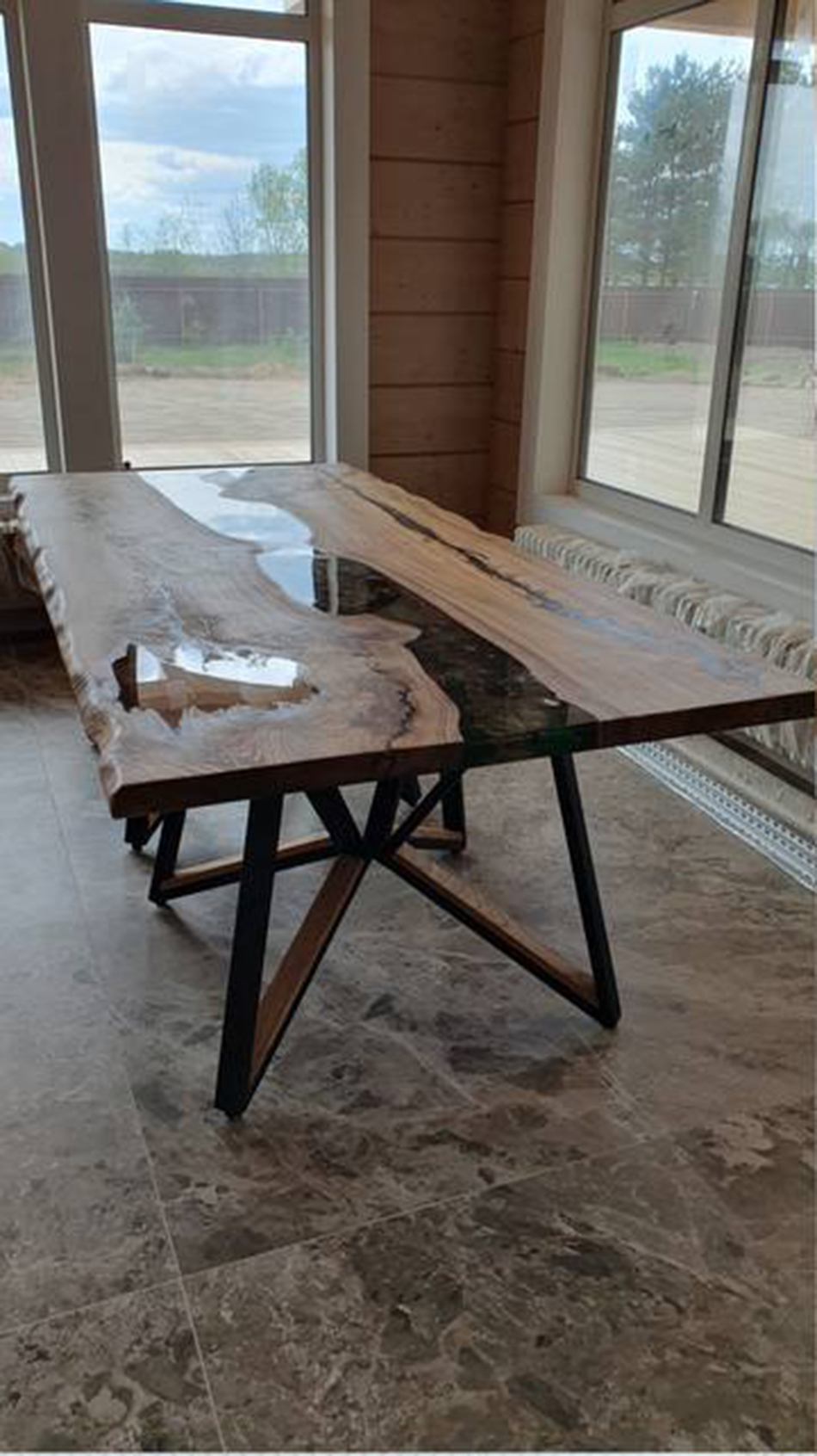 Стол с живыми краями со смолой 5