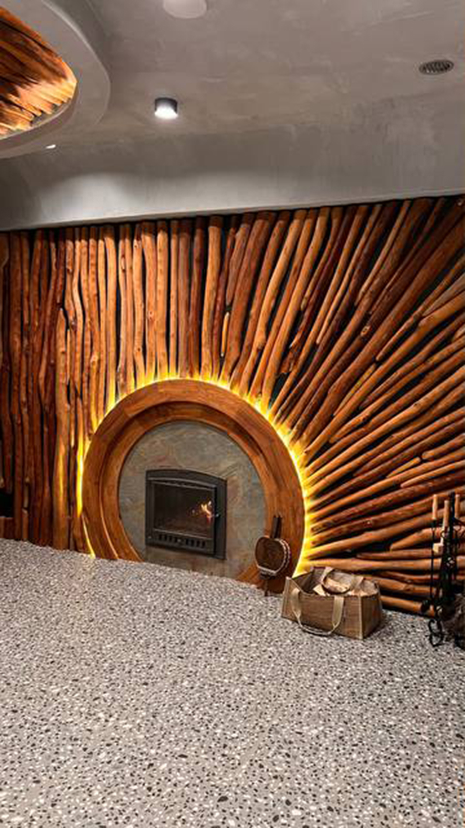 Комплект: стол из лиственницы со скамейками + стол из скального дуба + стены и люстра из столбов карагача 15