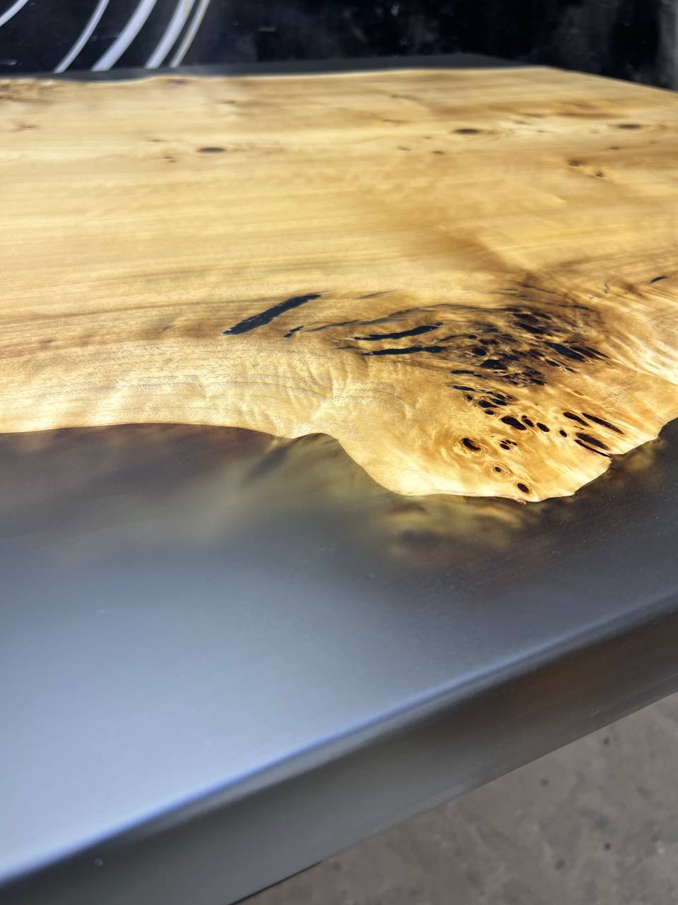 Cтол из капового горного тополя со смолой