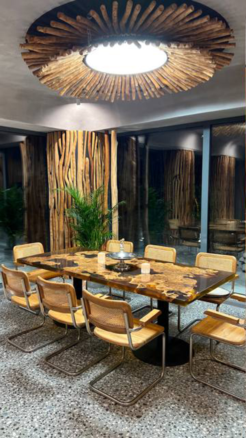 Комплект: стол из лиственницы со скамейками + стол из скального дуба + стены и люстра из столбов карагача 19