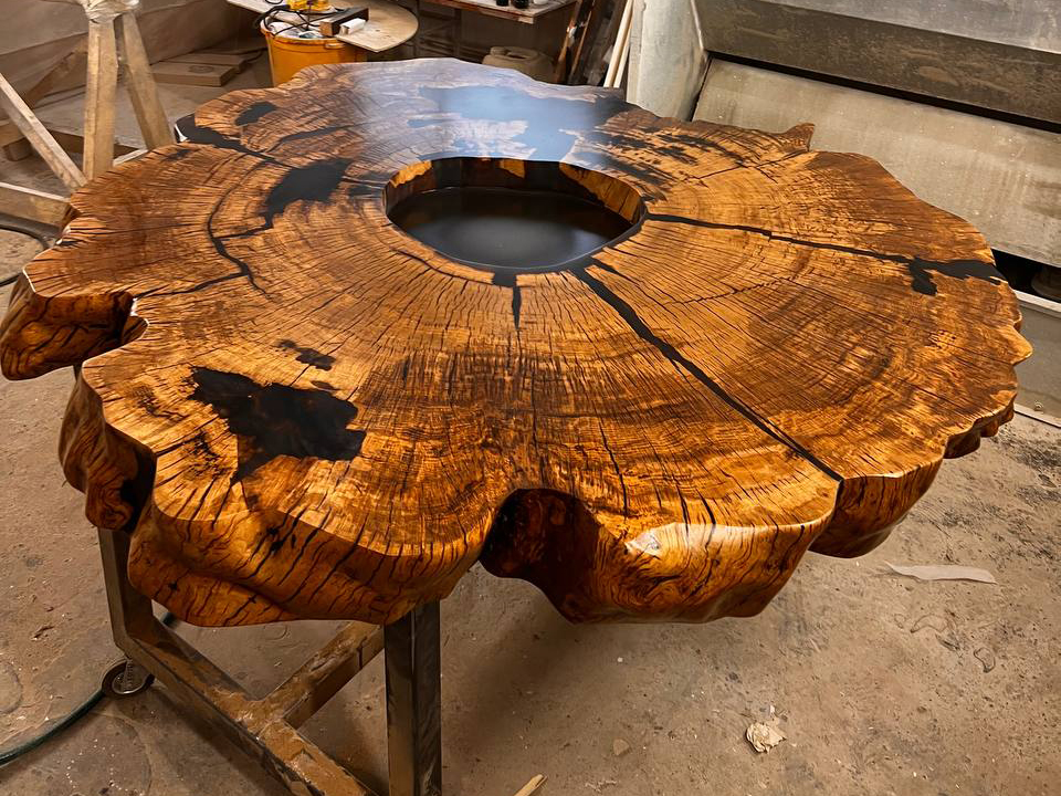 Журнальный стол из многовекового спила дуба с живыми краями