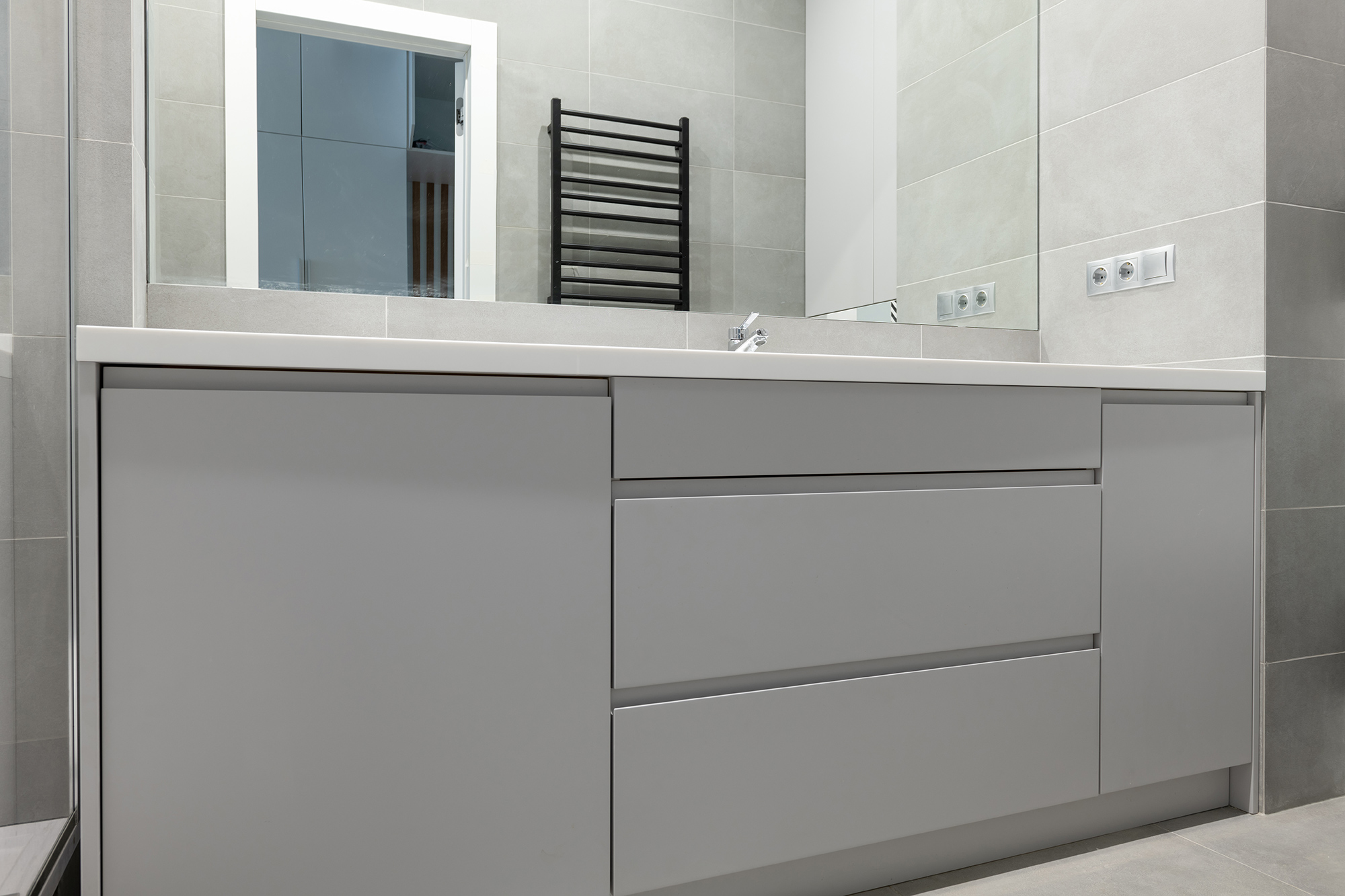 Комплект: тумба под раковину + сантехнический шкаф