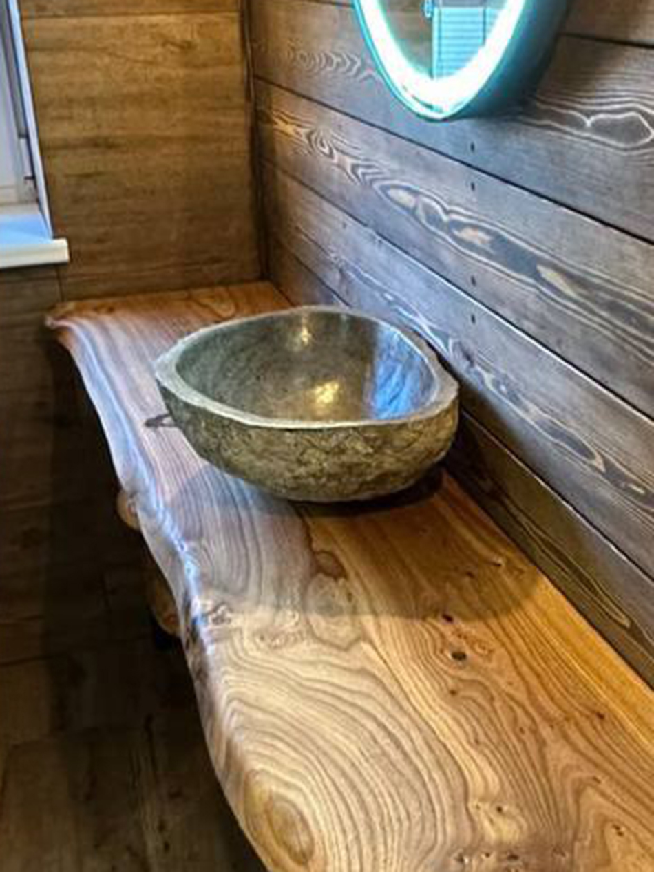 Столешница из азиатского карагача с раковиной из речного камня