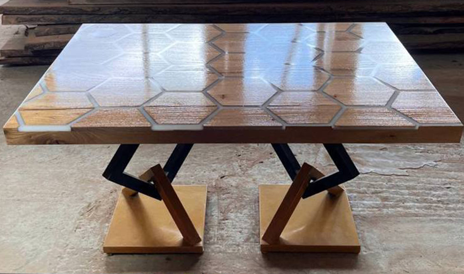 Большой стол с фирменным дизайном