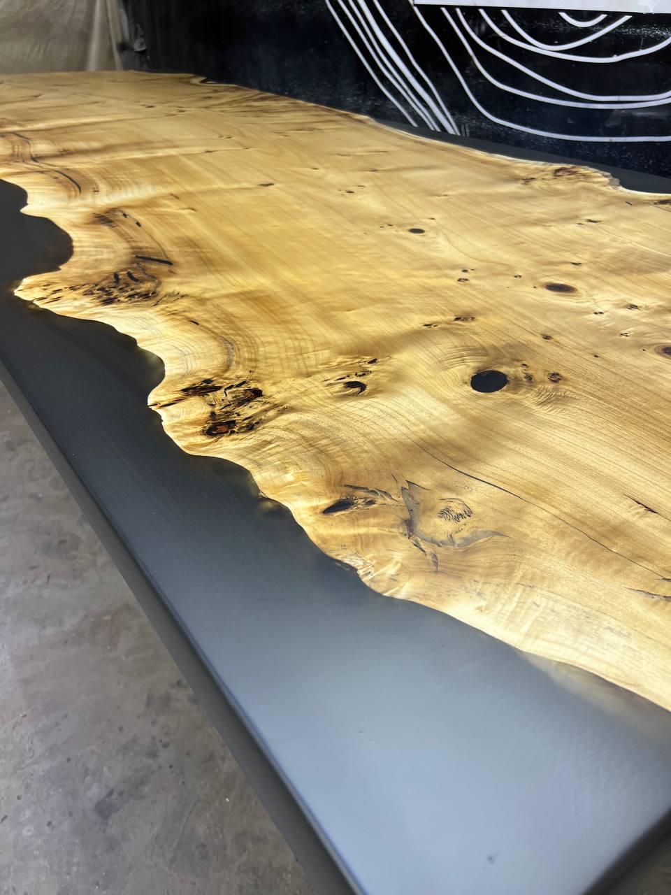 Cтол из капового горного тополя со смолой 4