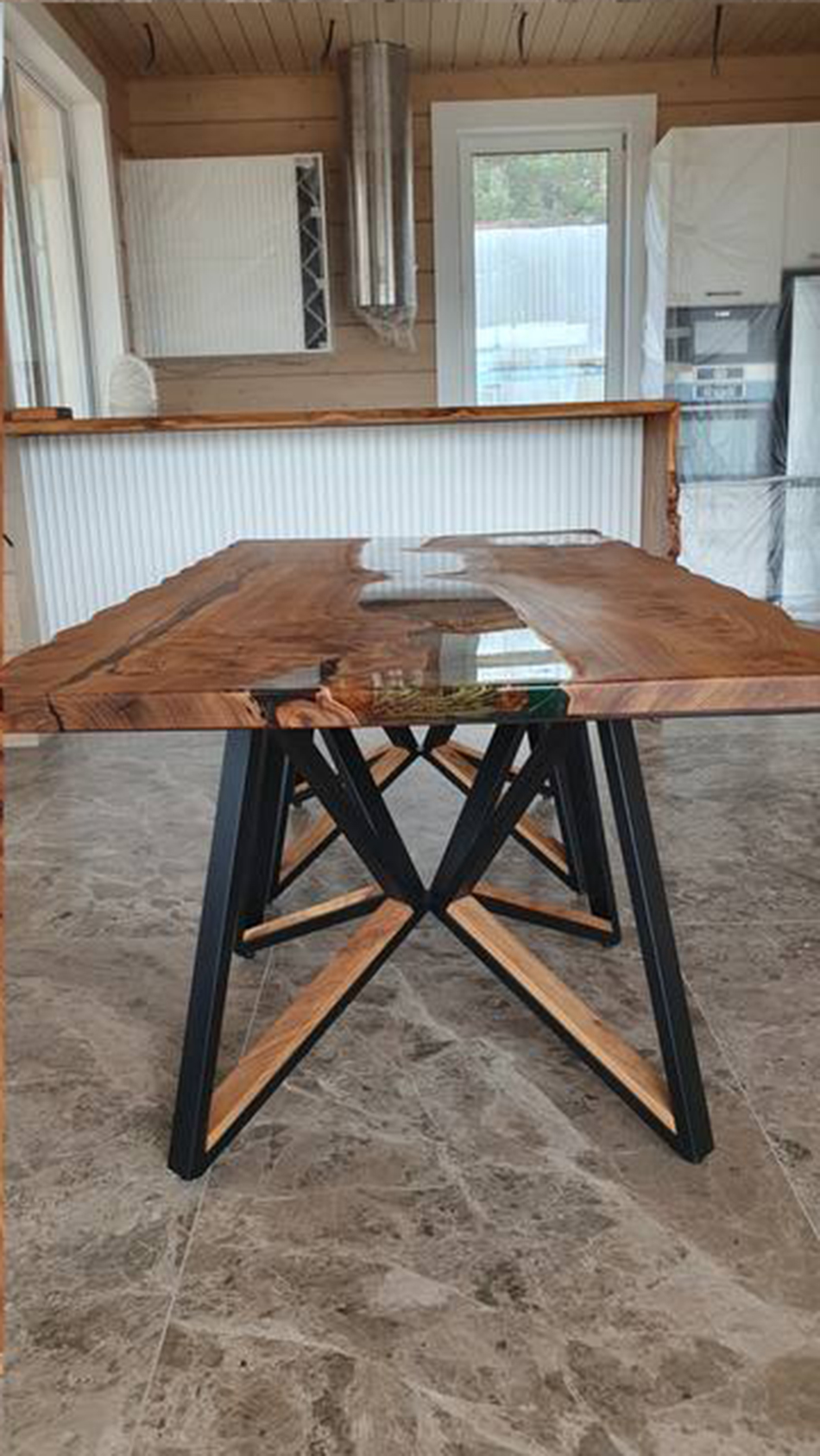 Стол с живыми краями со смолой