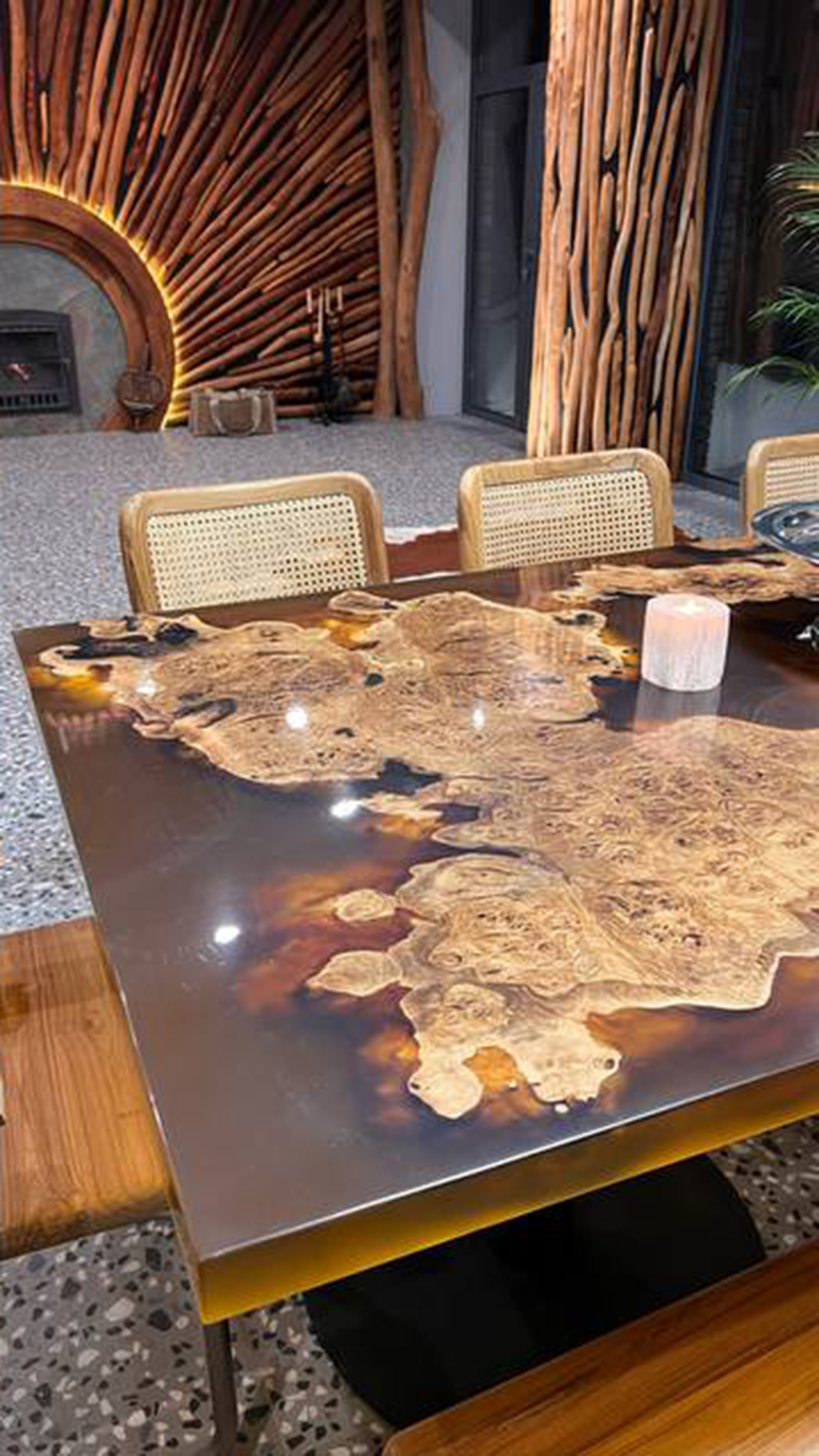 Комплект: стол из лиственницы со скамейками + стол из скального дуба + стены и люстра из столбов карагача 11