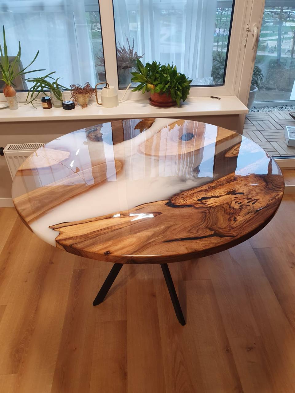 Столешница из ореха со смолой с эффектом белого дыма, покрытие глянцевый лак