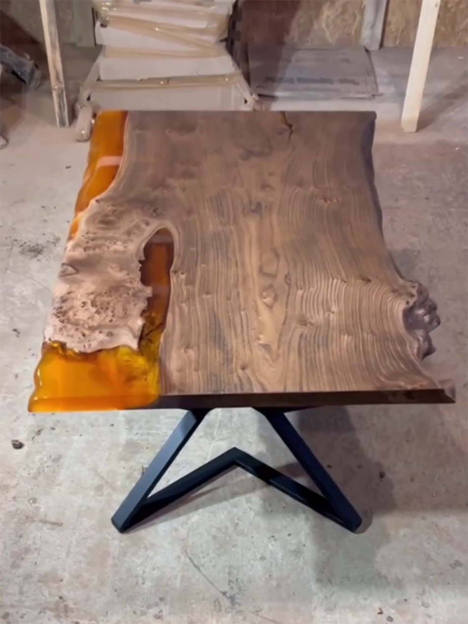 Стол из капового карагача с янтарной заливкой 3