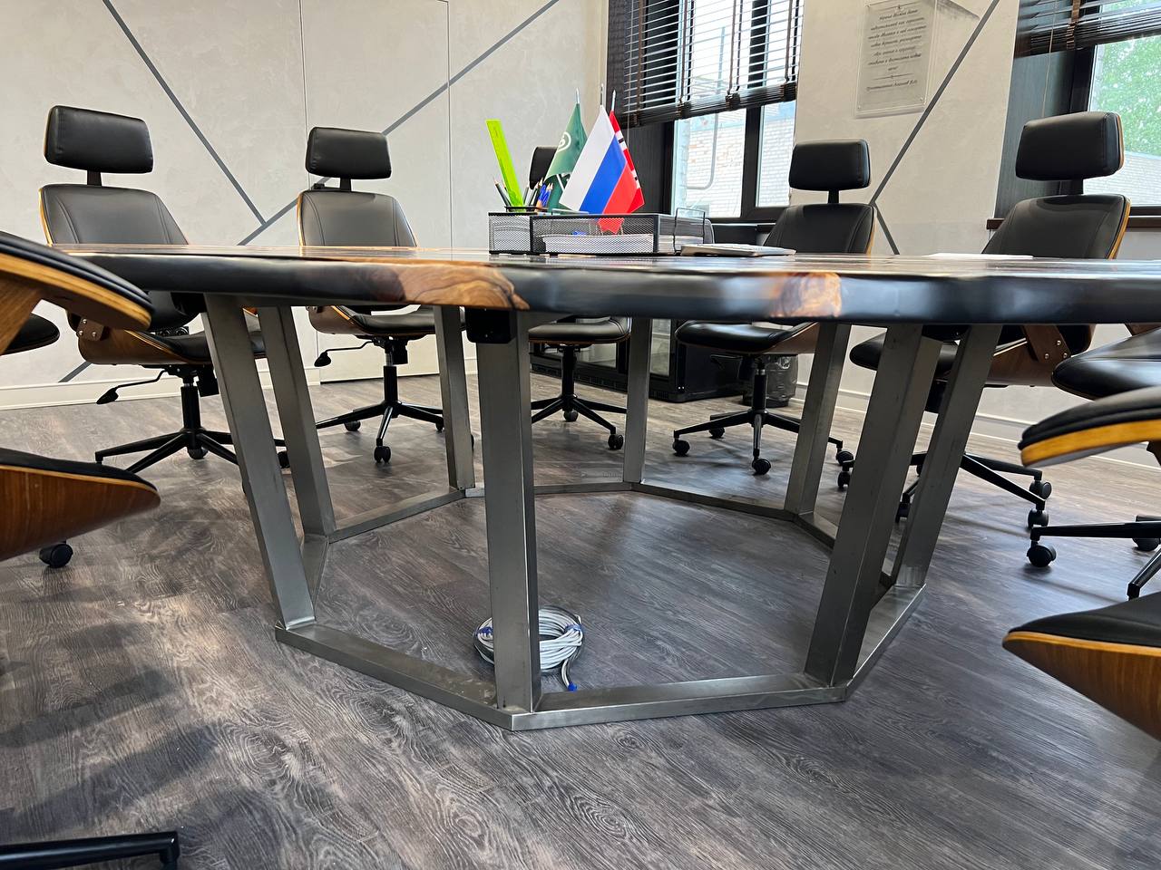 Большой 2500мм Стол из массива карагача со смолой 8