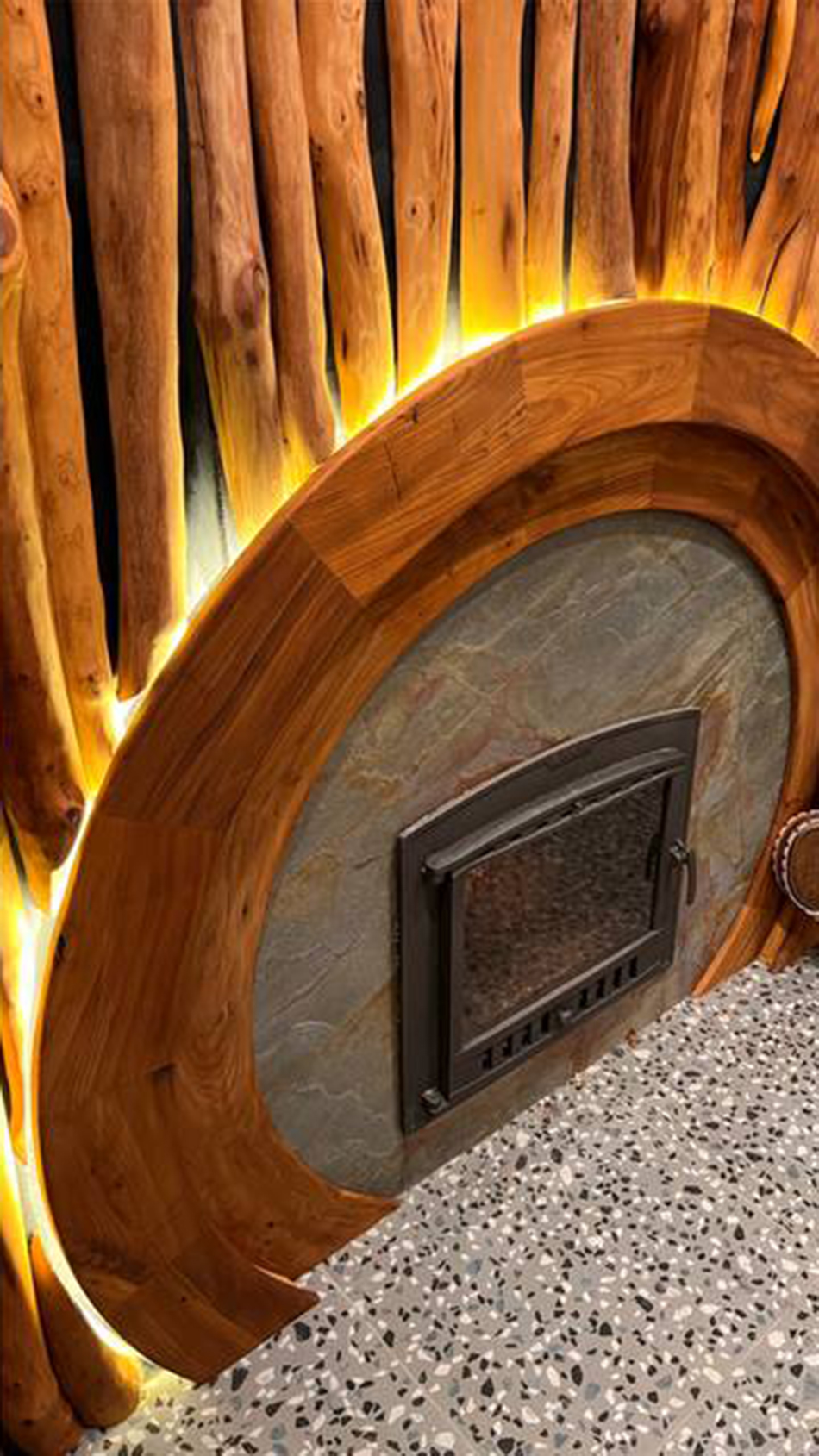 Комплект: стол из лиственницы со скамейками + стол из скального дуба + стены и люстра из столбов карагача