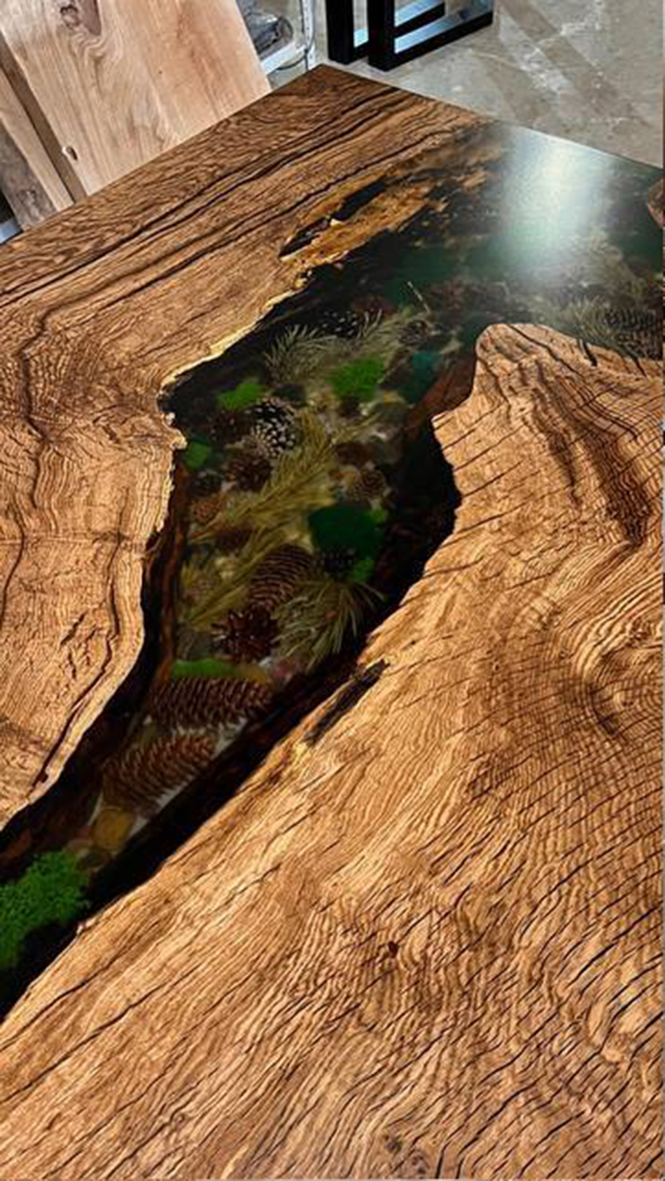 Стол со смолой, с наполнением из шишек, мха и гальки 5