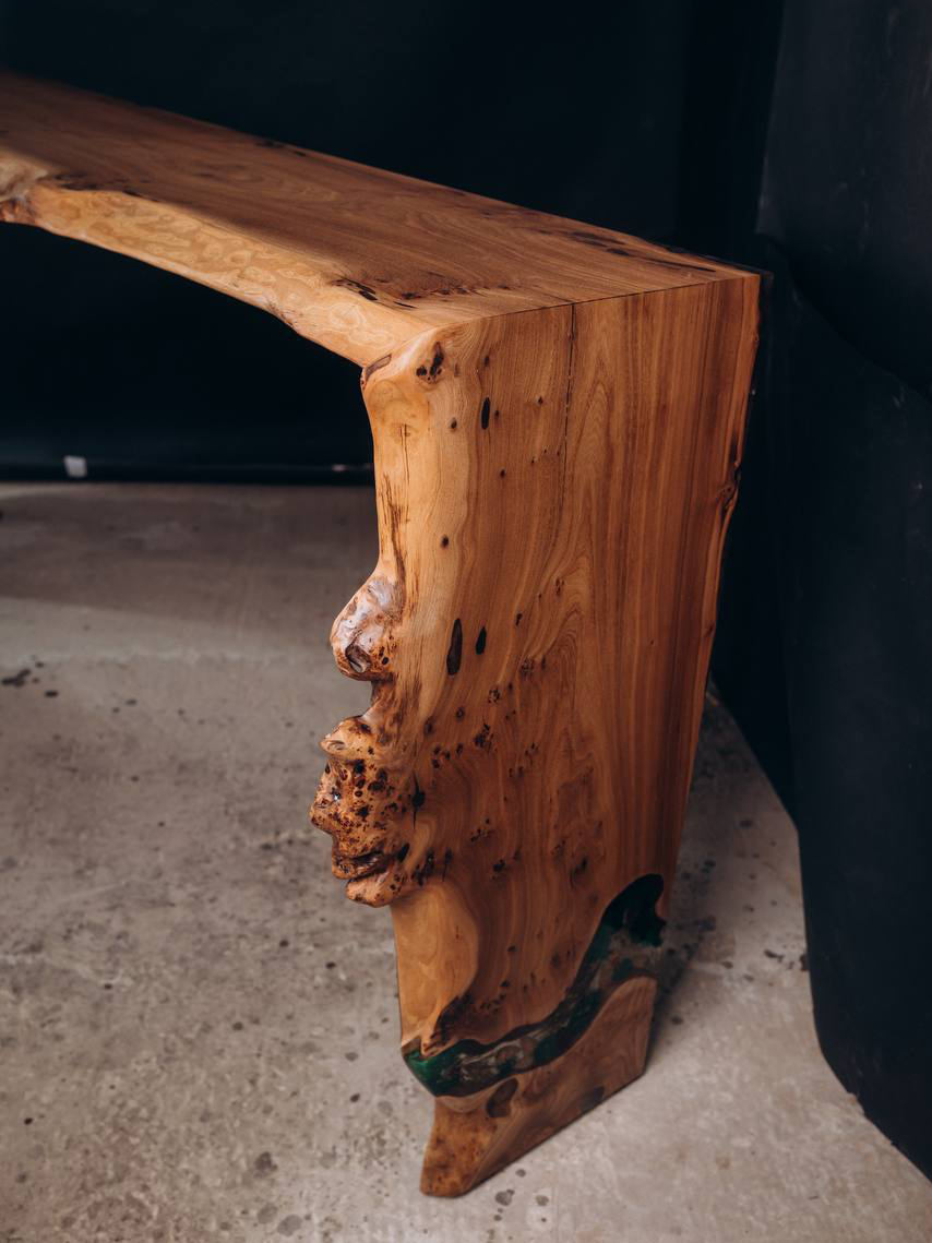 Барный стол с живыми краями со смолой 2