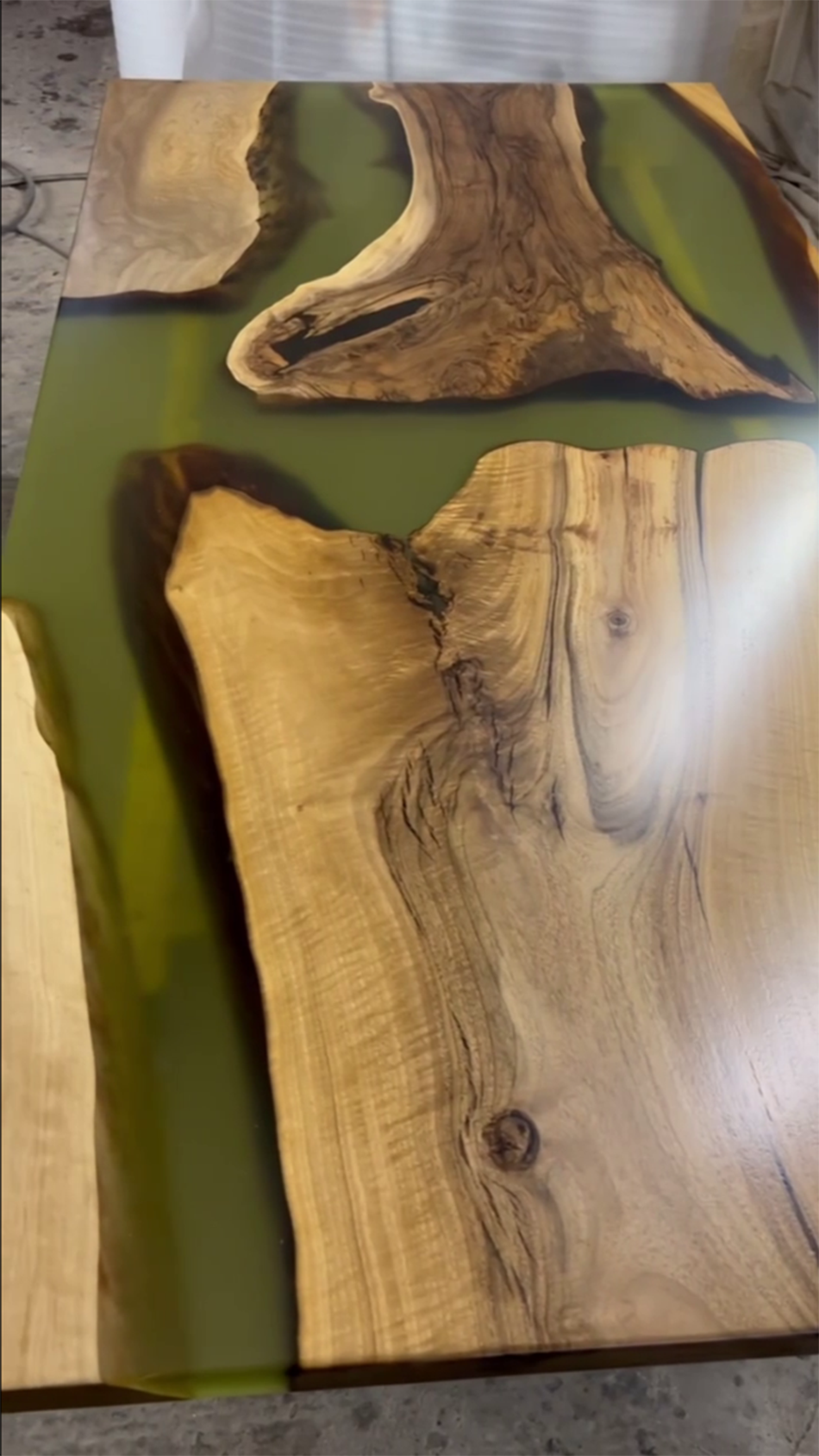 Стол из грецкого ореха со смолой