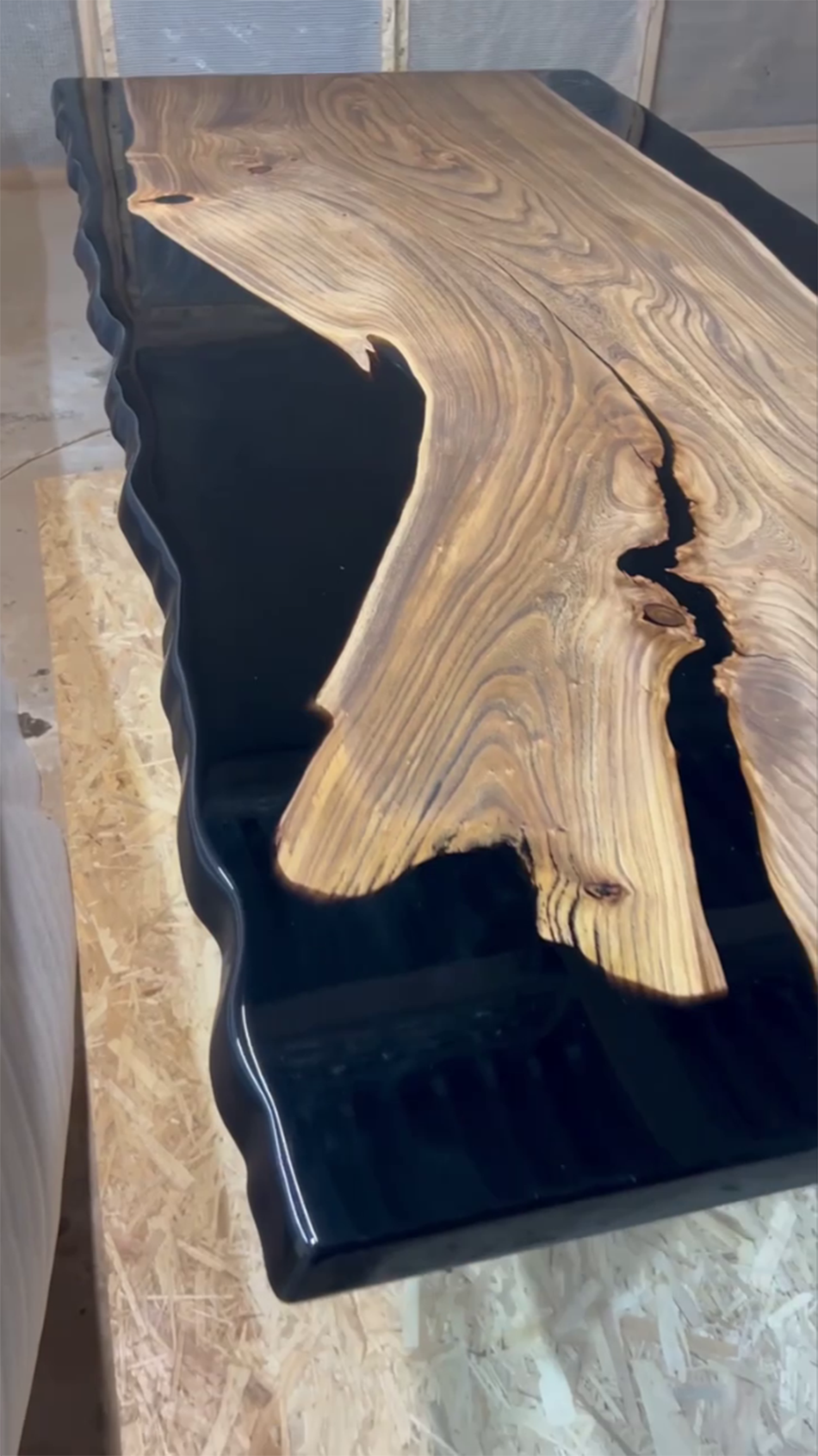 Стол из карагача со смолой по краям 6