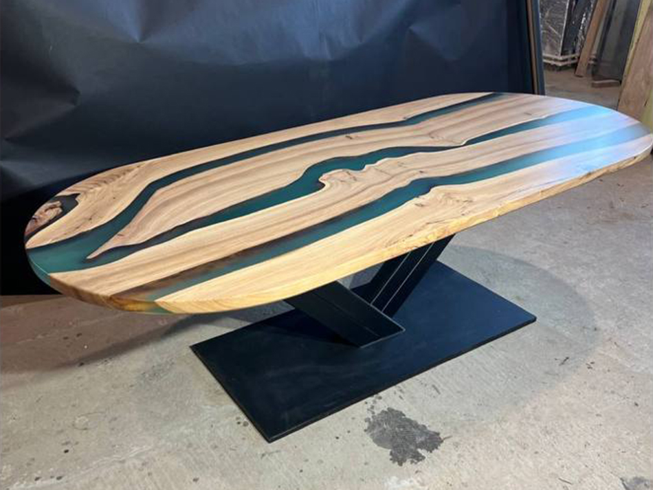 Большой стол из азиатского карагача со смолой 2