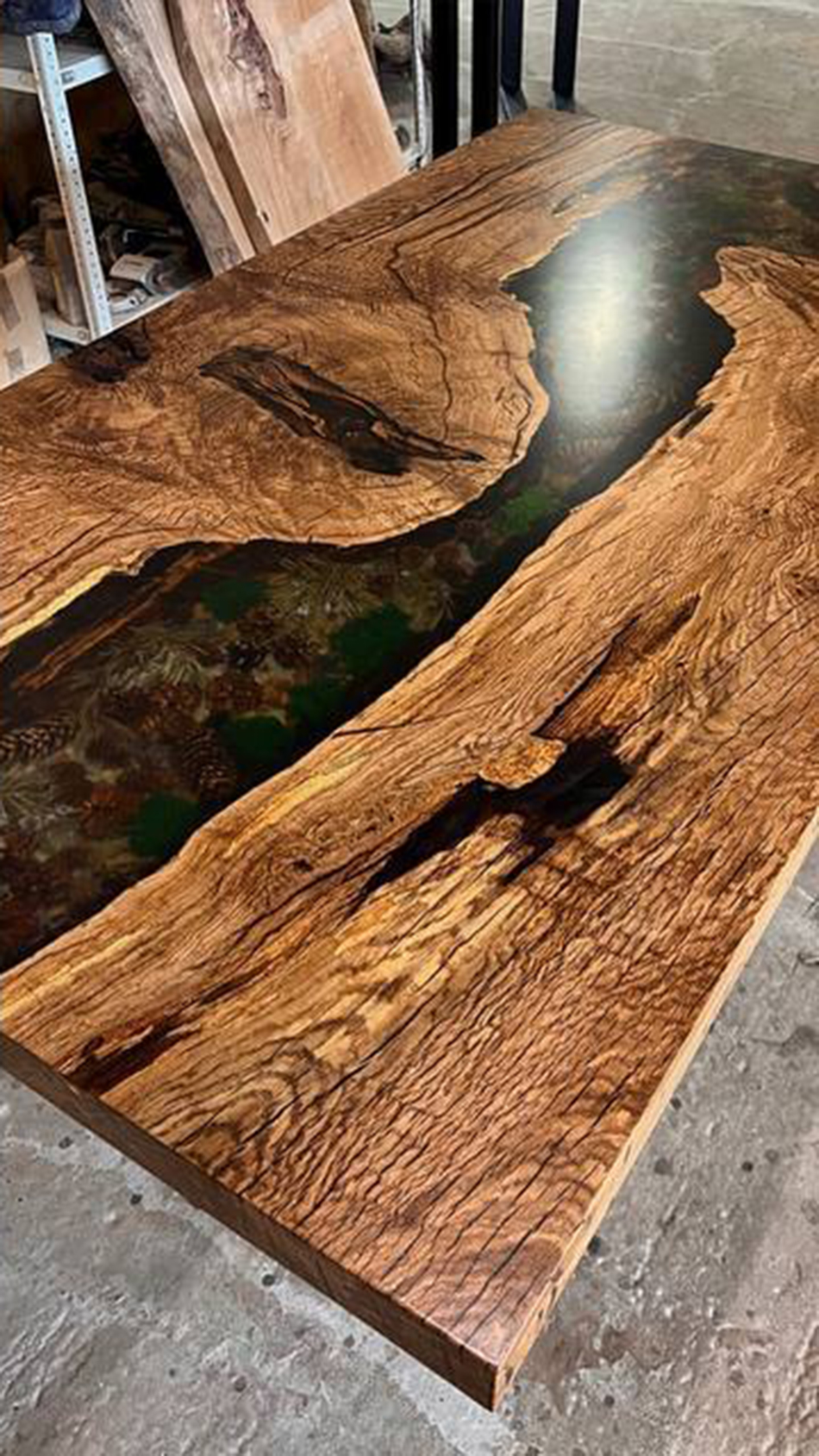 Стол со смолой, с наполнением из шишек, мха и гальки 3