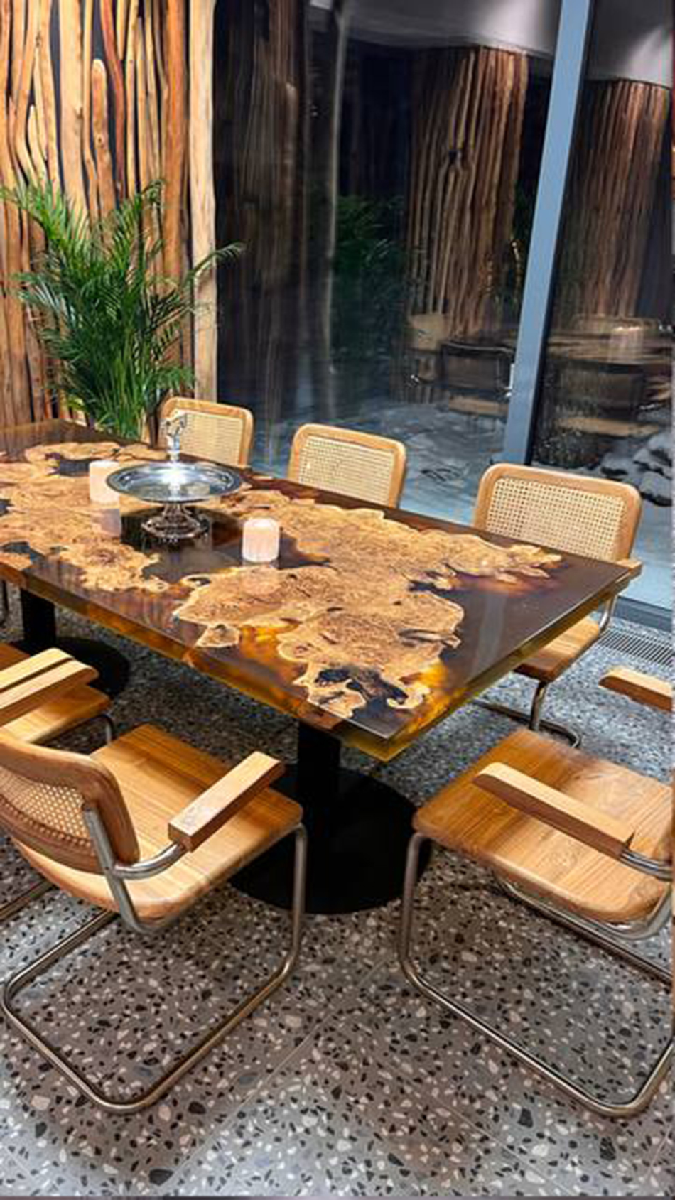 Комплект: стол из лиственницы со скамейками + стол из скального дуба + стены и люстра из столбов карагача