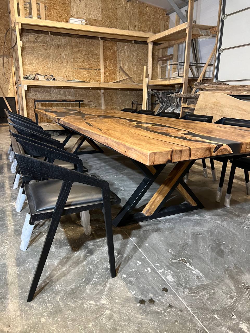 Комплект: большой стол из массива карагача + стулья из массива дуба