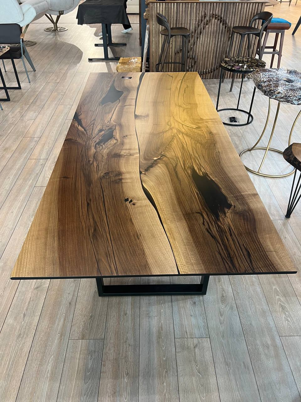 Стол из грецкого ореха с полимерной вставкой 5