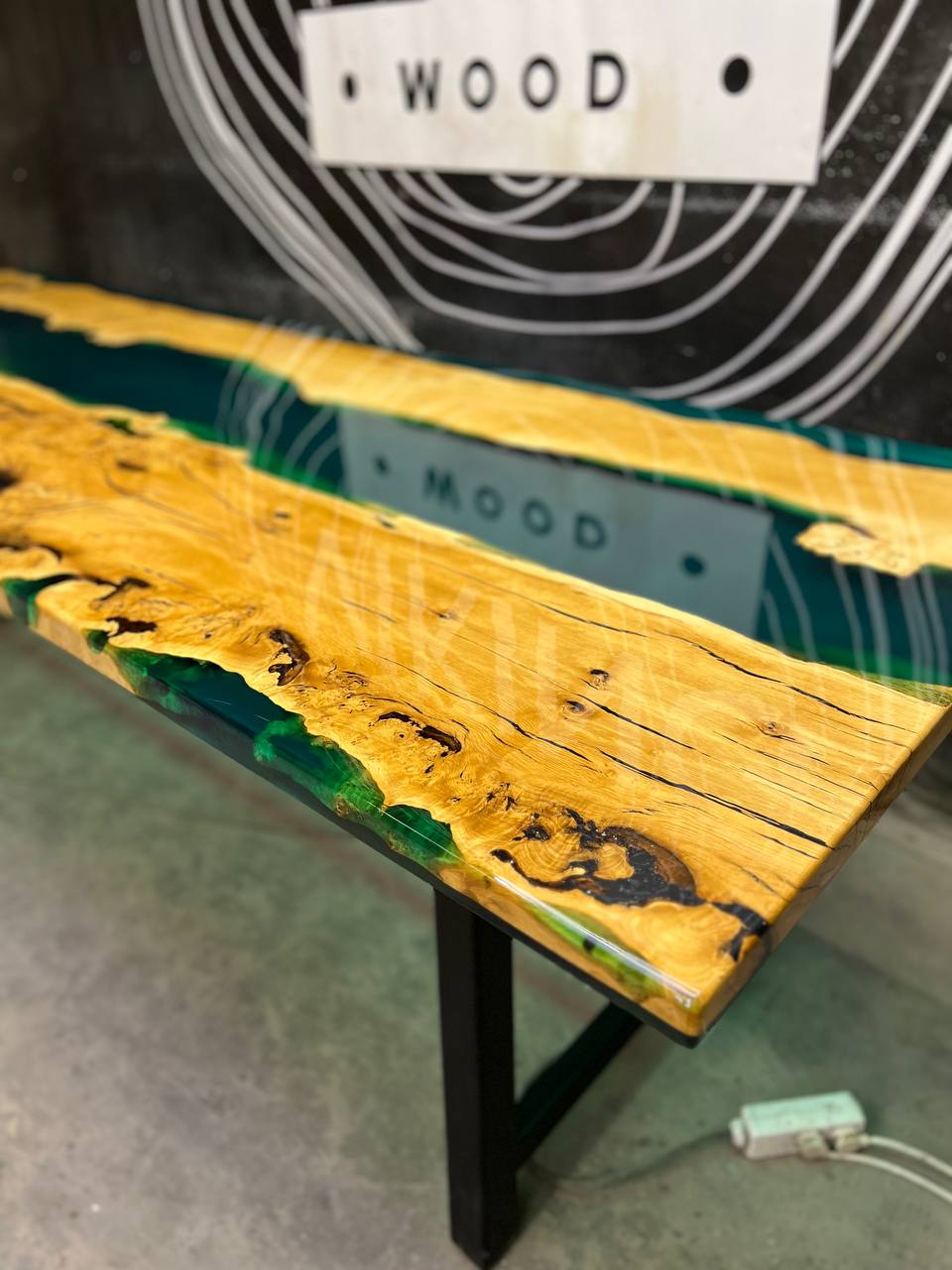 Обеденный стол из капового граба с заливкой 4