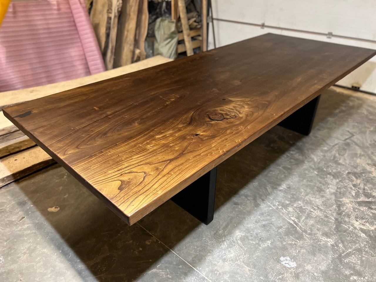 Большой стол из двух слэбов азиатского карагача 2