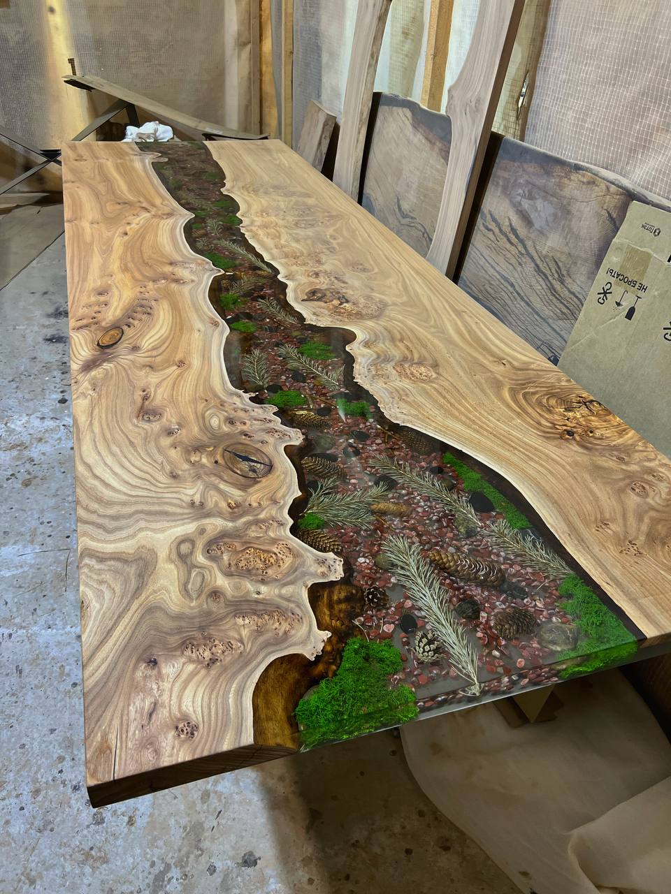 Большой стол с фирменным дизайном