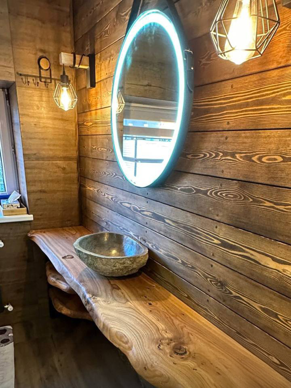 Столешница из азиатского карагача с раковиной из речного камня 3