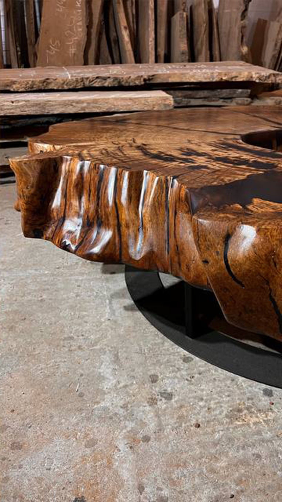 Журнальный стол из многовекового спила дуба с живыми краями