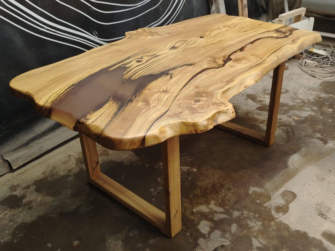 Стол из слэба карагача с ножками из массива