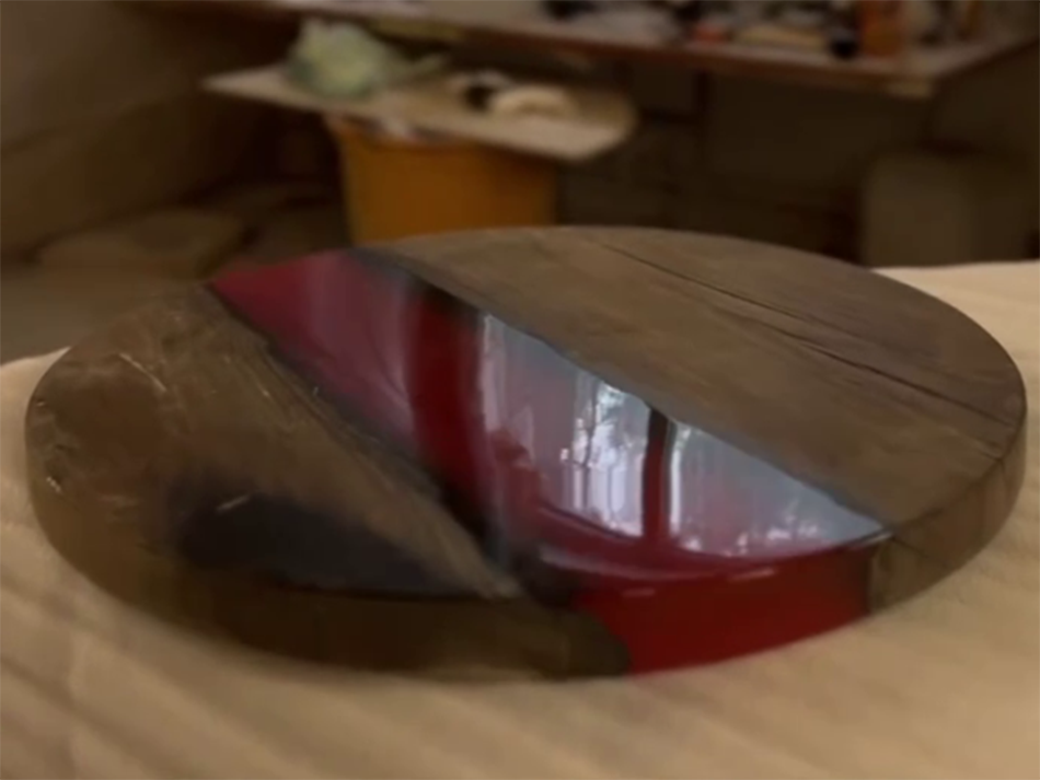 Столешница со смолой по центру