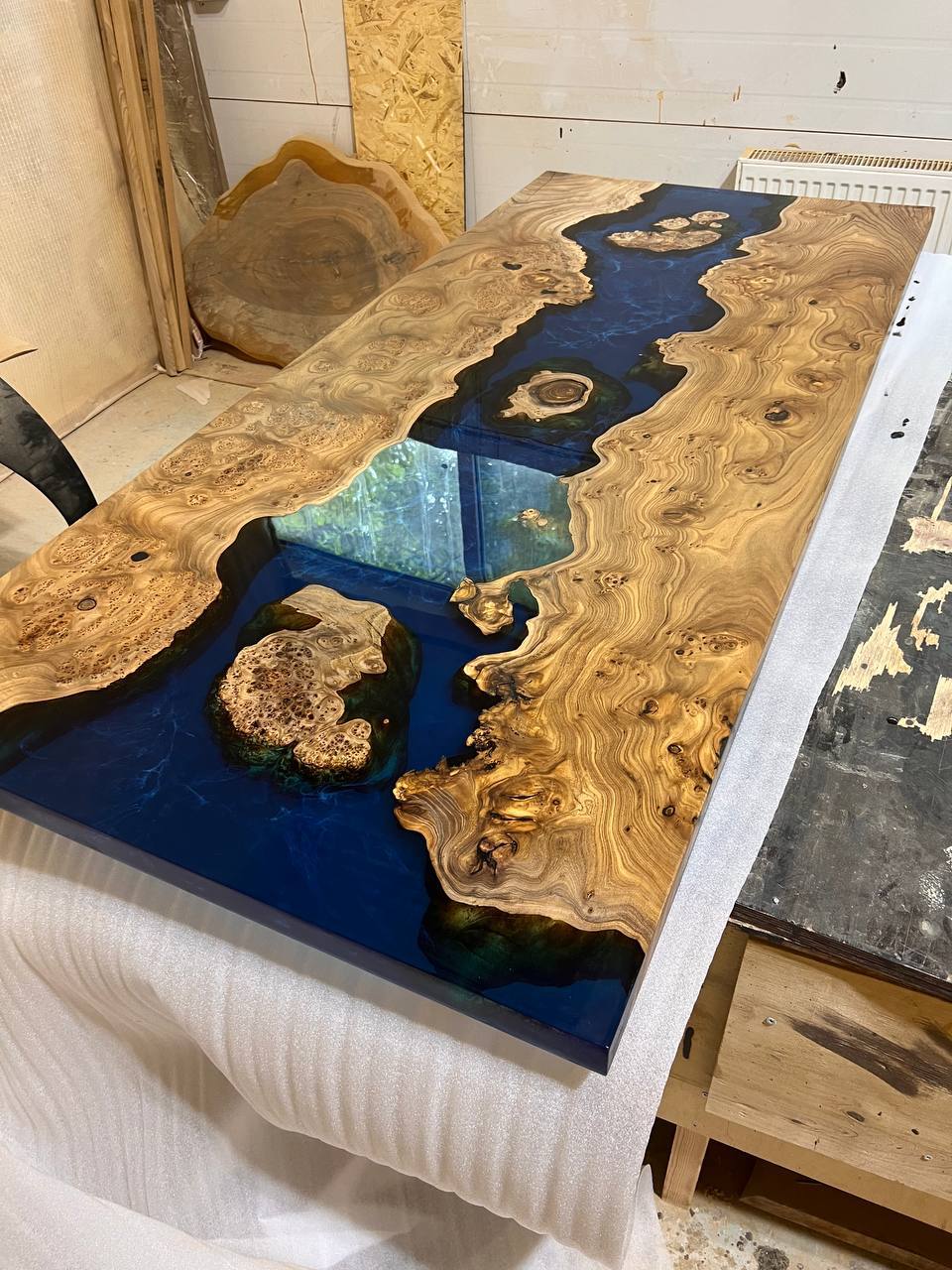 Столешница из массива с перламутровой заливкой 2