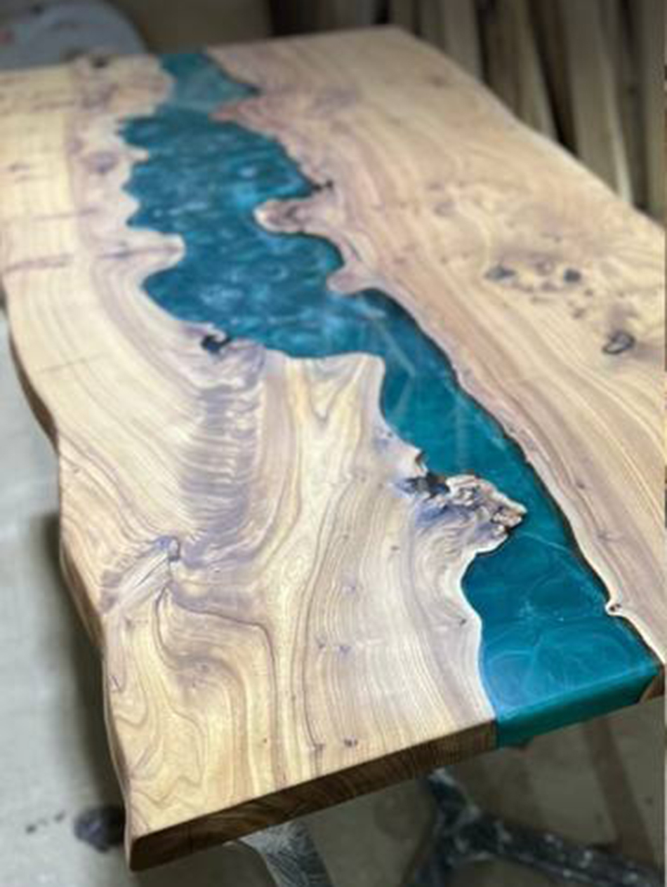 Большой стол с живыми краями и перламутровой заливкой