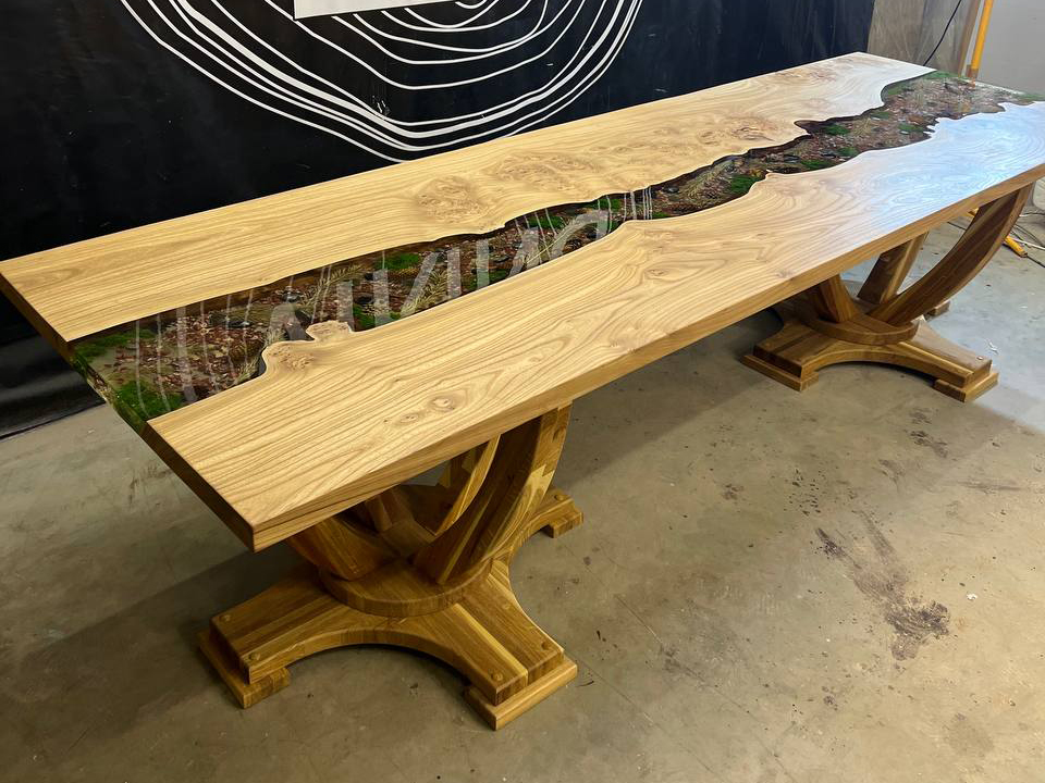 Стол из карагача с ножками из массива дуба 2