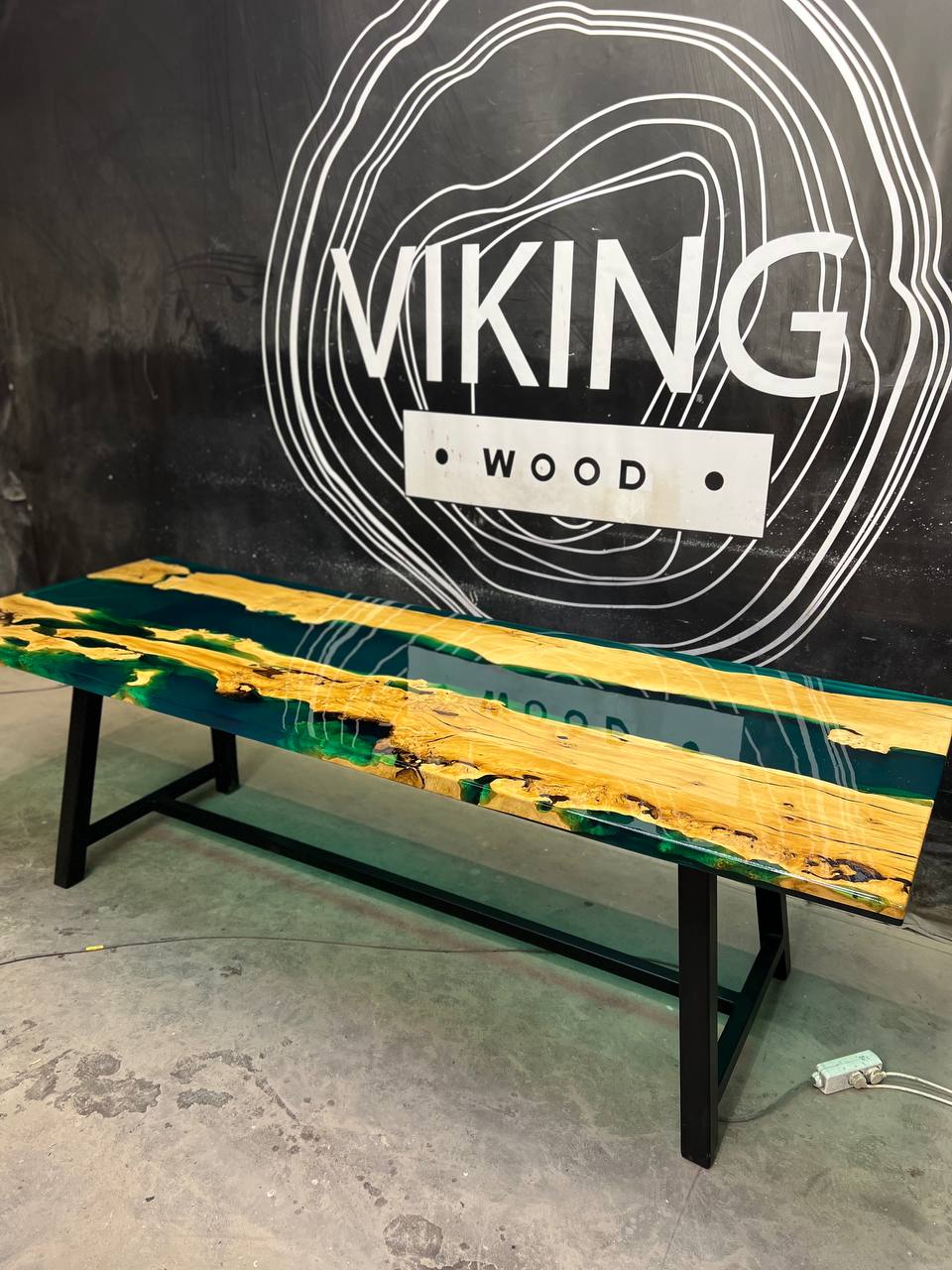 Обеденный стол из капового граба с заливкой 3