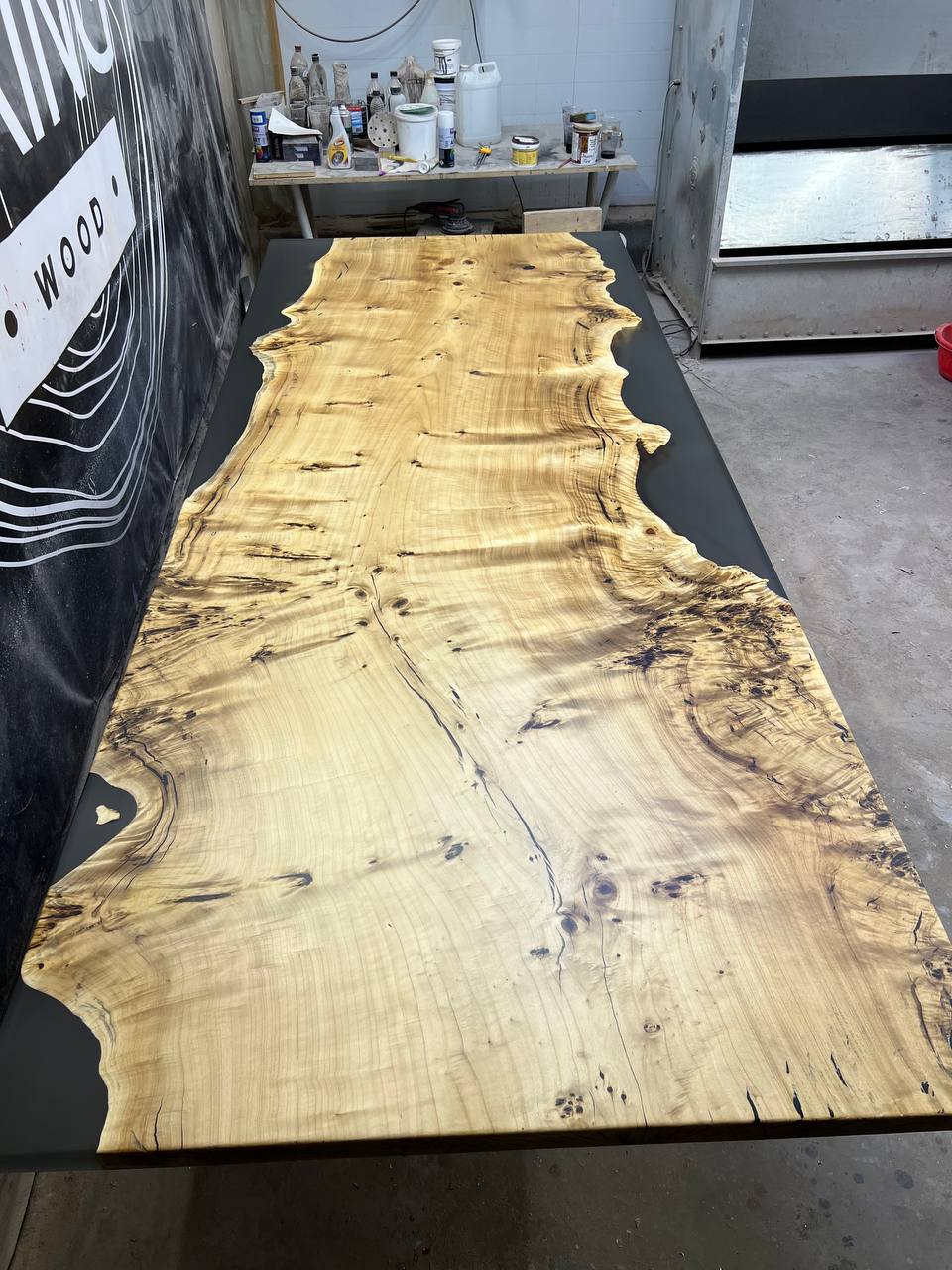 Cтол из капового горного тополя со смолой