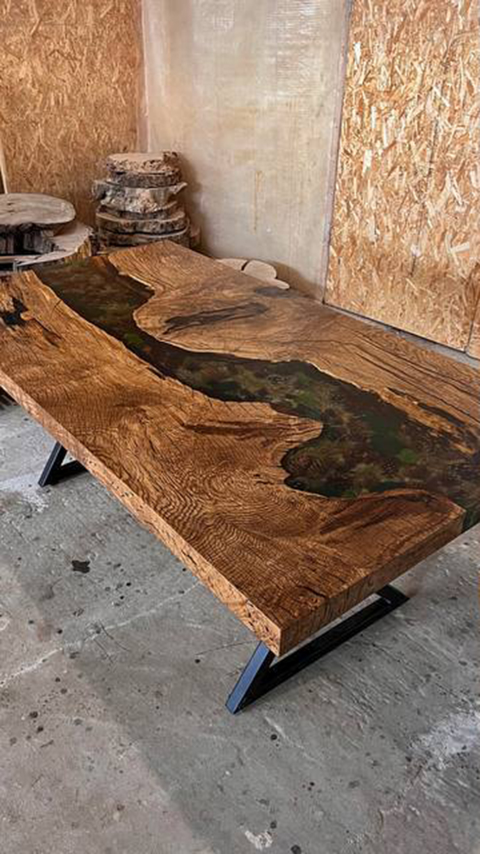 Стол со смолой, с наполнением из шишек, мха и гальки 4