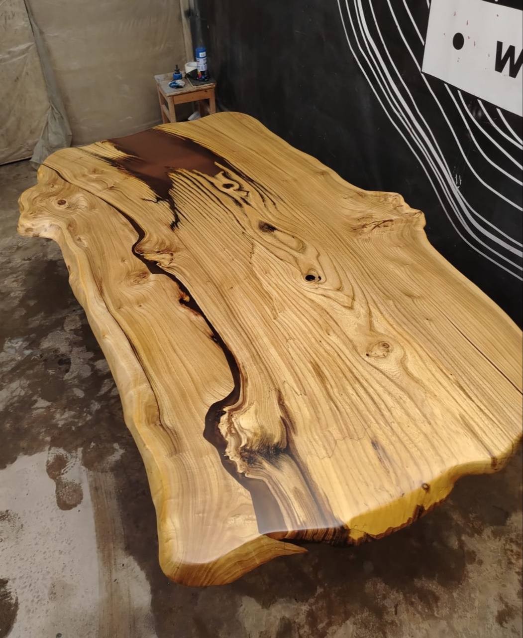 Стол из слэба карагача с ножками из массива 4