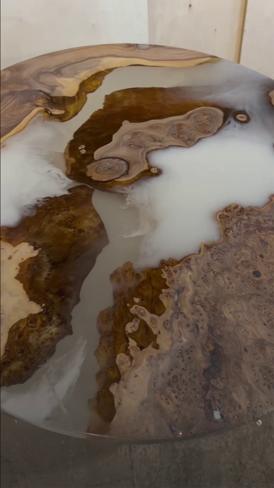 Стол из карагача с эффектом белого дыма