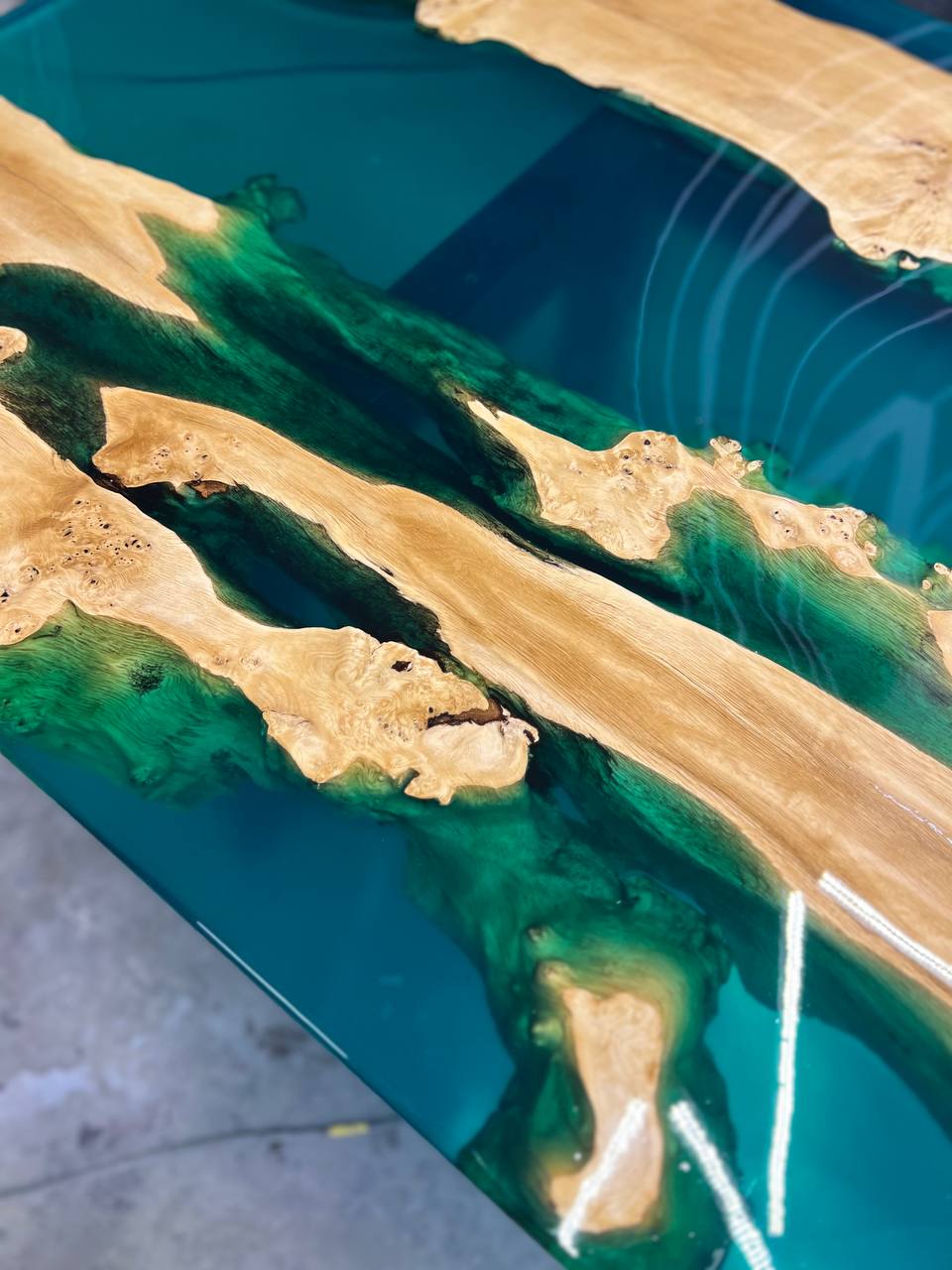 Обеденный стол из капового граба с заливкой 5