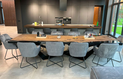 Обеденный стол в дом для большой семьи