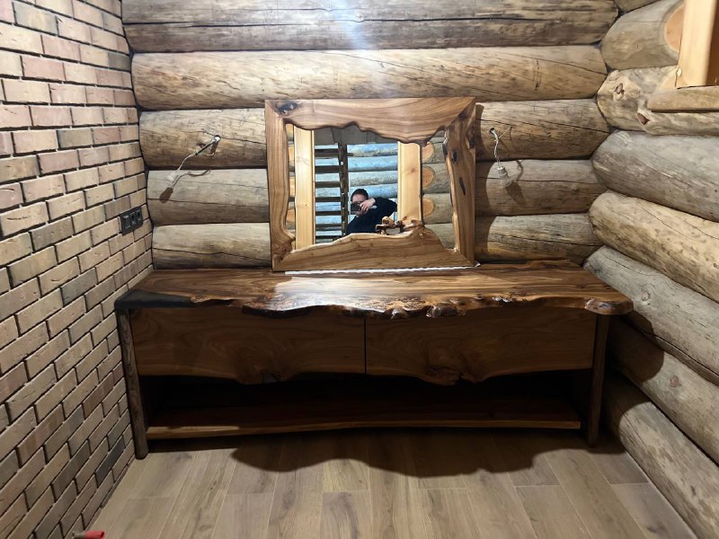 Привет 👋🏼  У нас вчера была установка двух тумб, двух зеркал в рамках для них и обеденного стола с мхом/шишками/хвойными ветками и камнями👌🏼😉