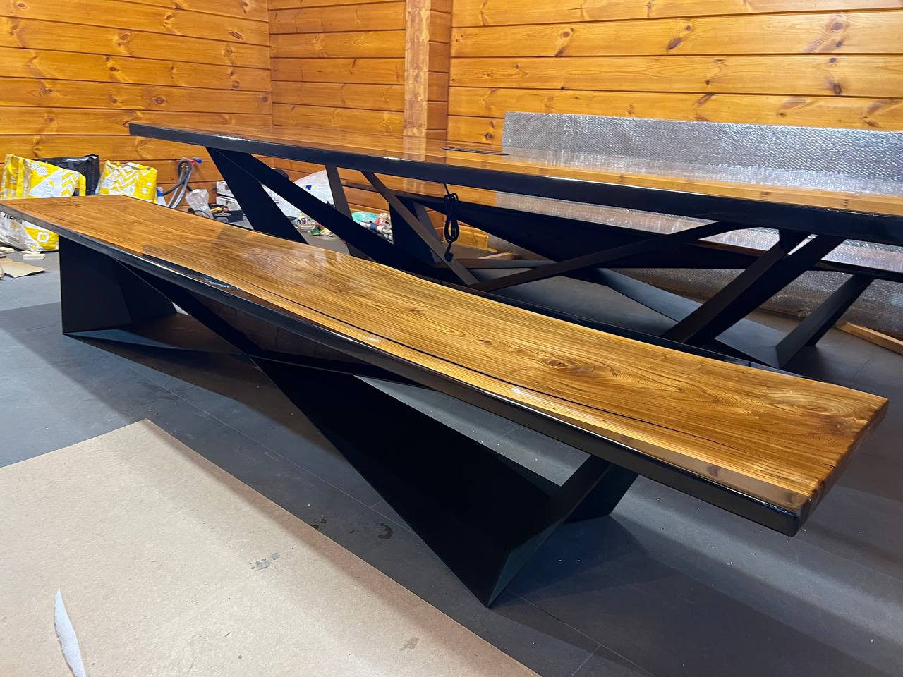 Стол и скамьи из карагача с черным полимером 6