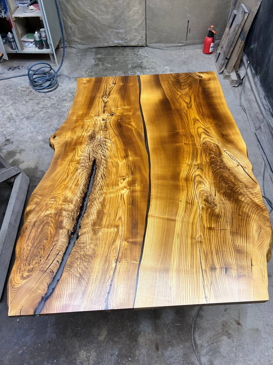 Обеденный стол из слэба ясеня