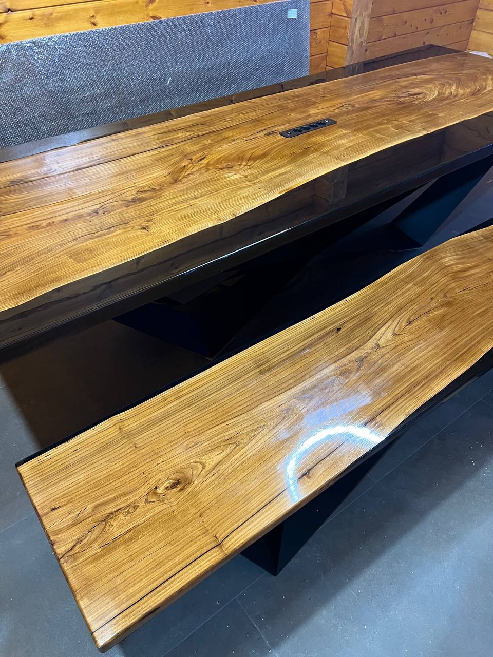 Стол и скамьи из карагача с черным полимером 7